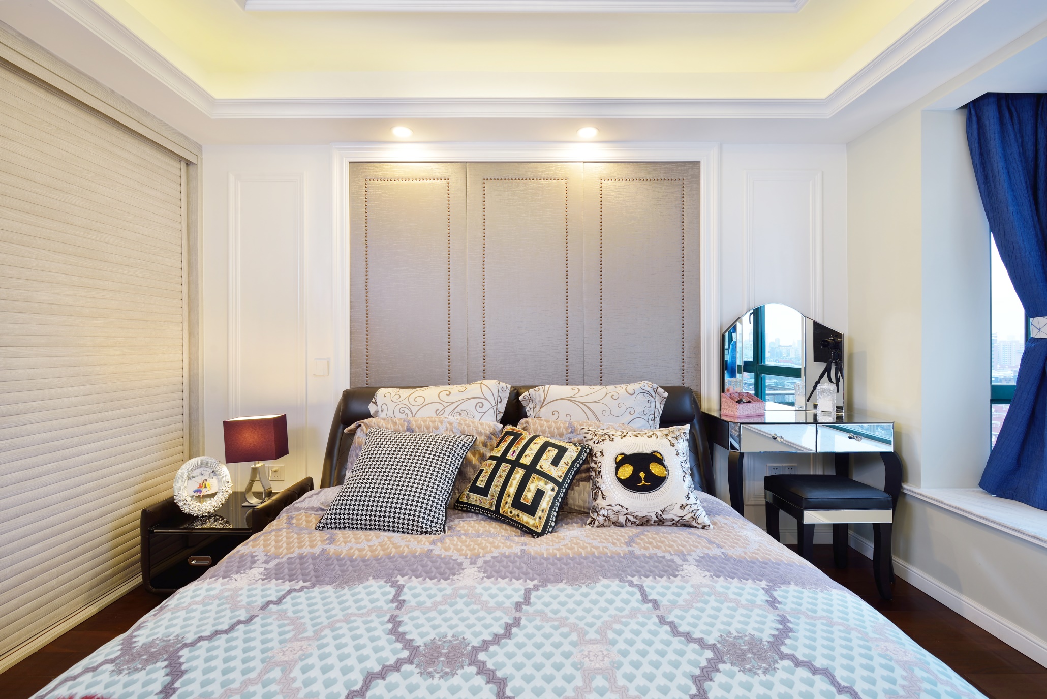 主卧空间整体采用无主灯设计，嵌入式床头灯手法巧妙，塑造出静谧感十足的照明氛围。
