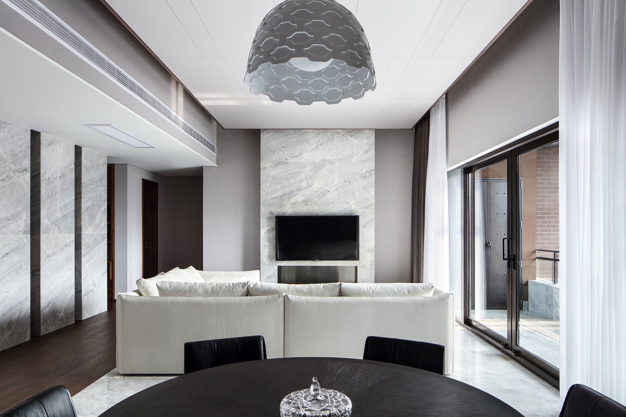 客厅秉承着简单雅致的特点，以白色和灰色搭配，令空间沉稳又舒适。