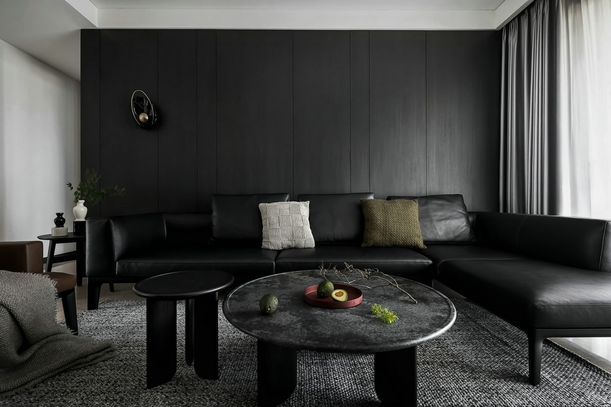 黑色皮质沙发配色黑色背景墙饰,保持简洁大方的基础,又提升了空间的
