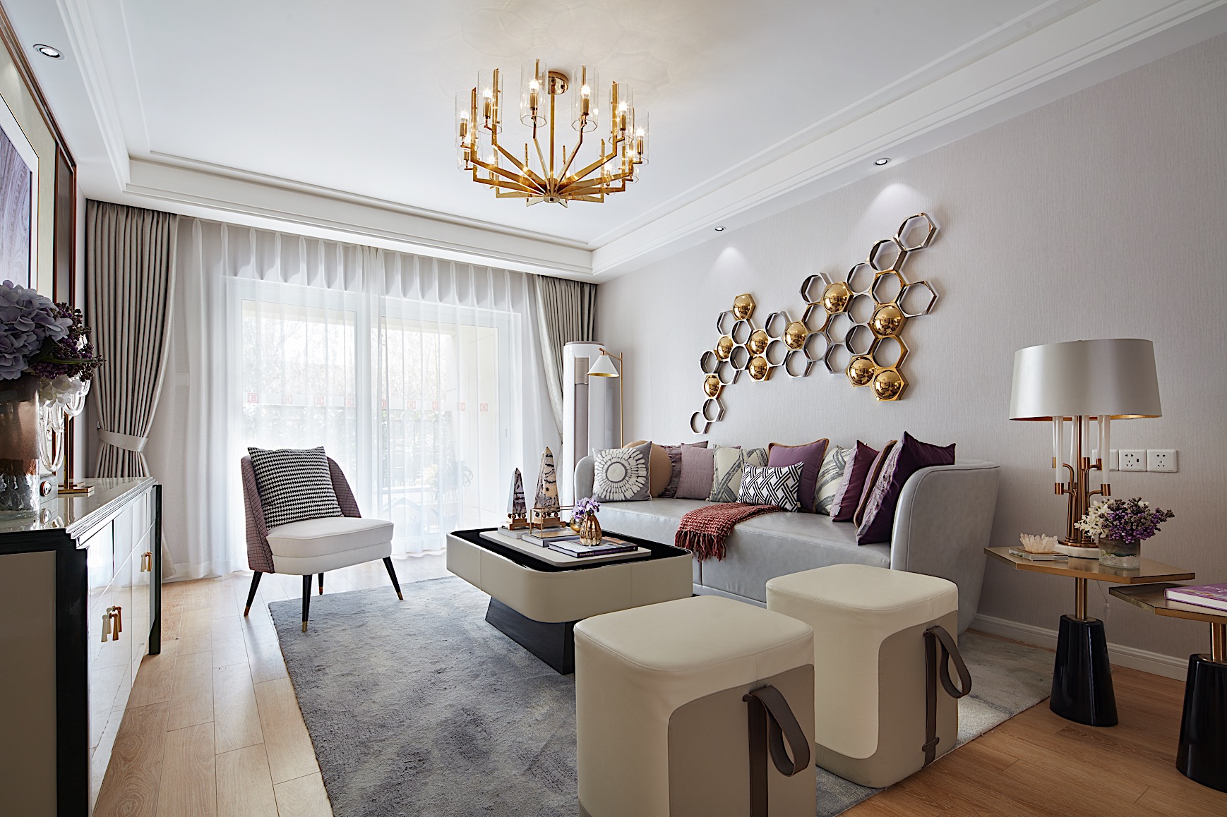客厅的整体以米白色为主，通过背景装饰、家具、灯，体现出轻奢的浪漫和高贵。