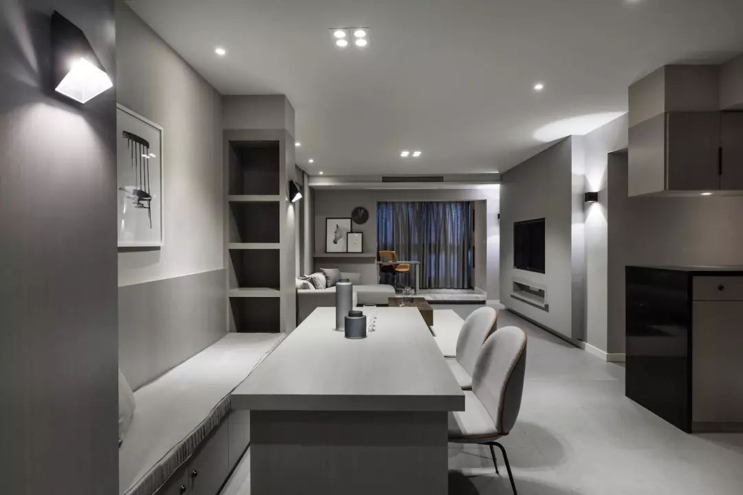 灰色木质的家具自然温馨，整个环境在灯光的映衬下显得更有层次感。