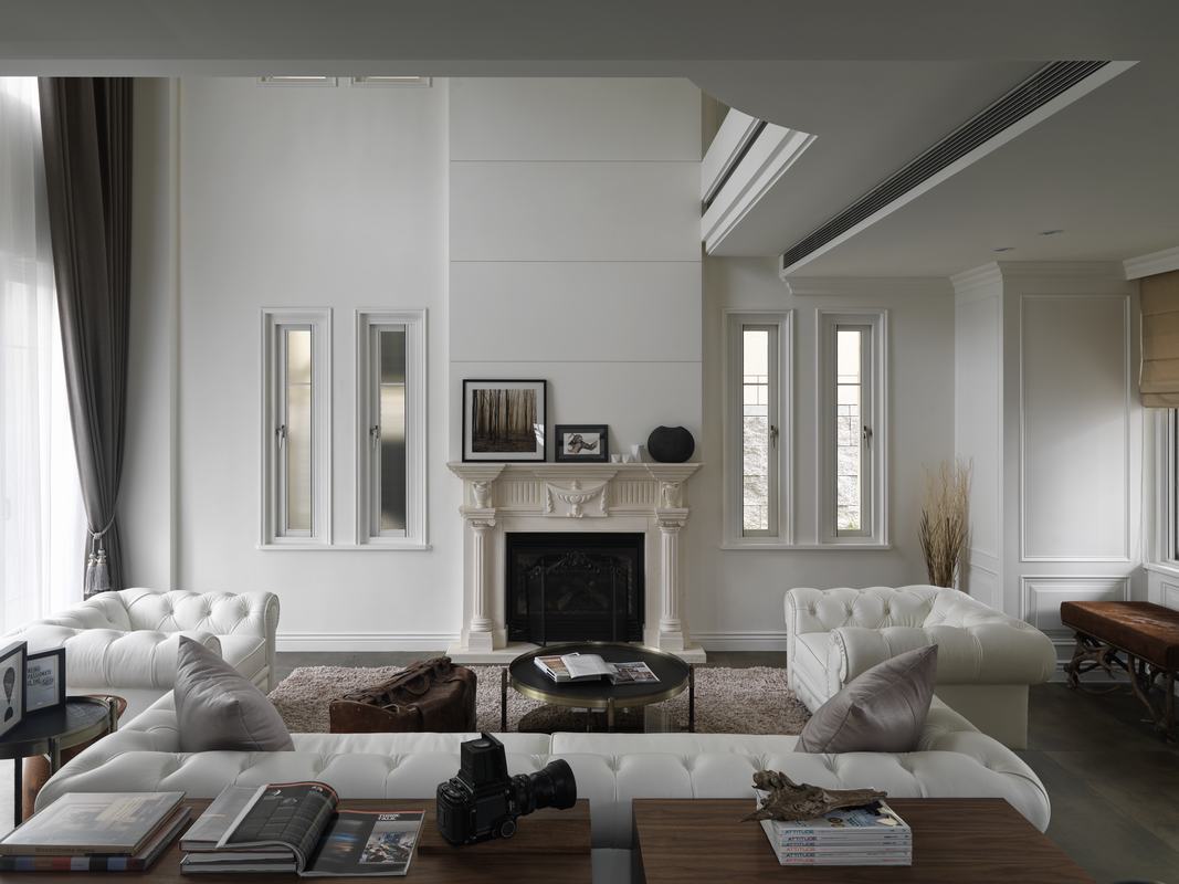 客厅以白色的主色调，通透的窗户设计，空间显得大气而不失简洁。