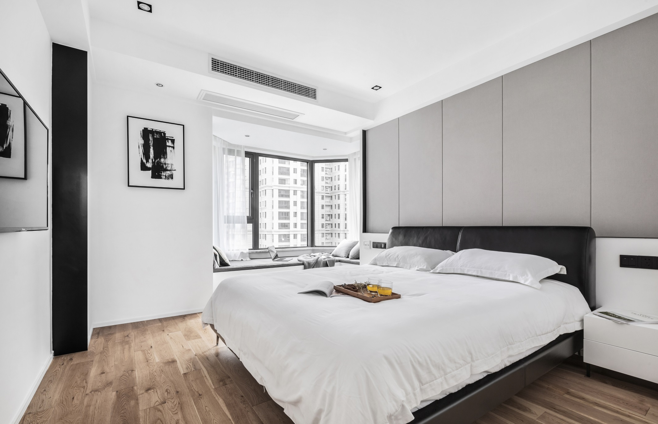 主卧室设计简单,较好的采光让空间赋予了充足了的光线感,背景墙富有