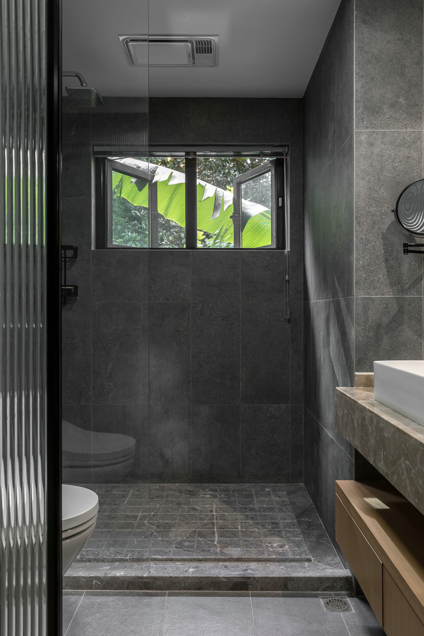 卫生间延续黑白灰的现代设计风格，干湿分离设计，视觉效果简单纯粹。 
