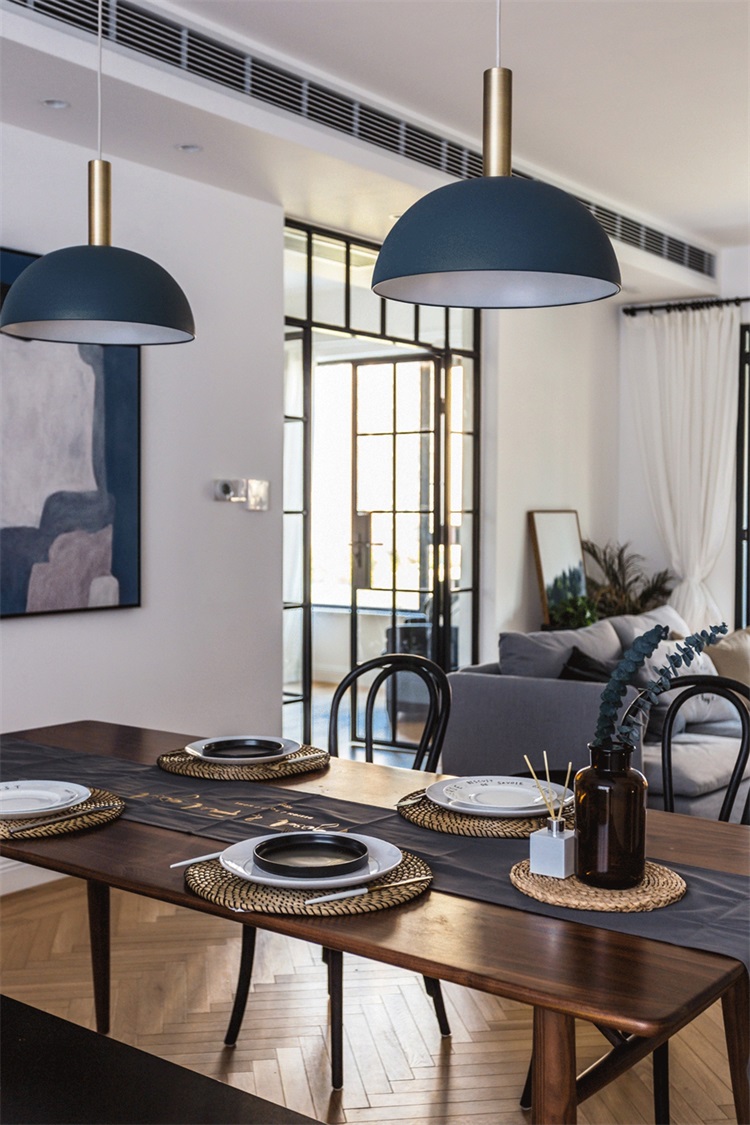 餐厅延续客厅的北欧风格特征，餐椅、餐桌使用黑色装饰，在色彩上丰富了空间视感。
