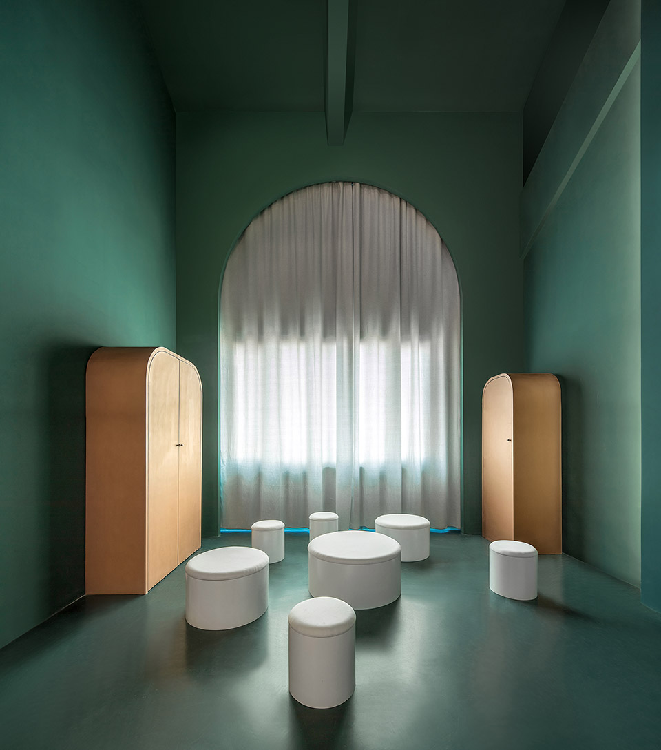 客厅以绿色为基调，白色矮凳保持了空间的质感，打造出平静不失丰富的空间氛围。