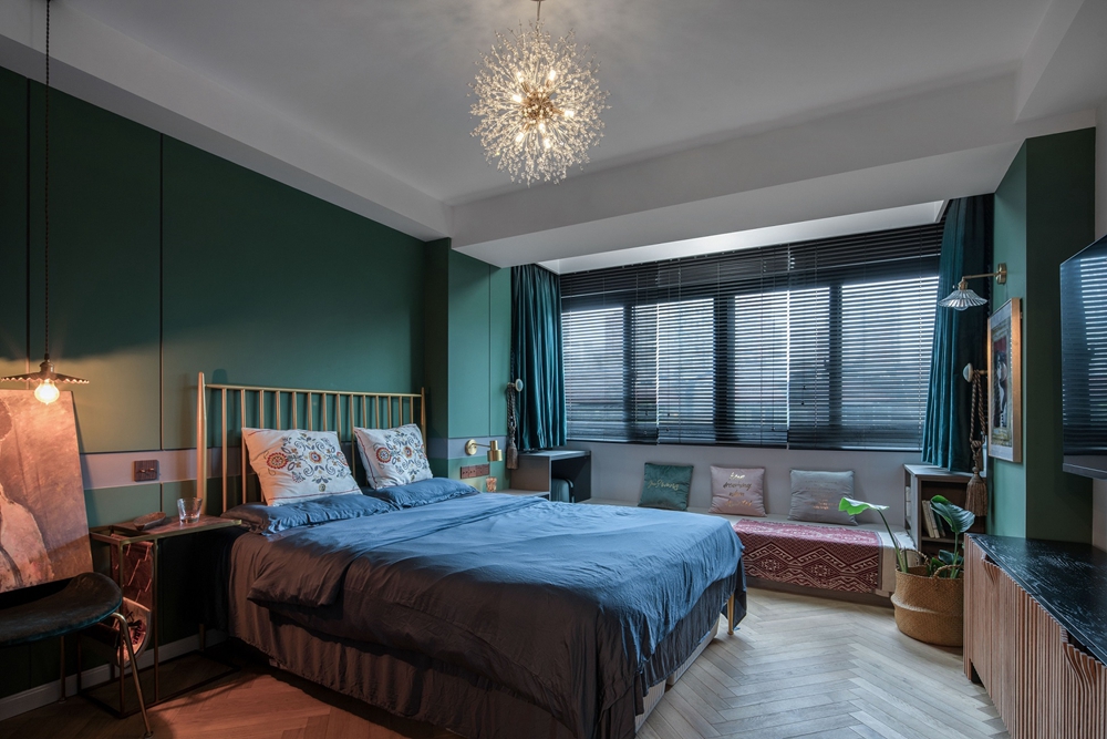 绿色背景墙与蓝色床品的素雅调性中，夹杂些许轻奢感，使空间更加精致。