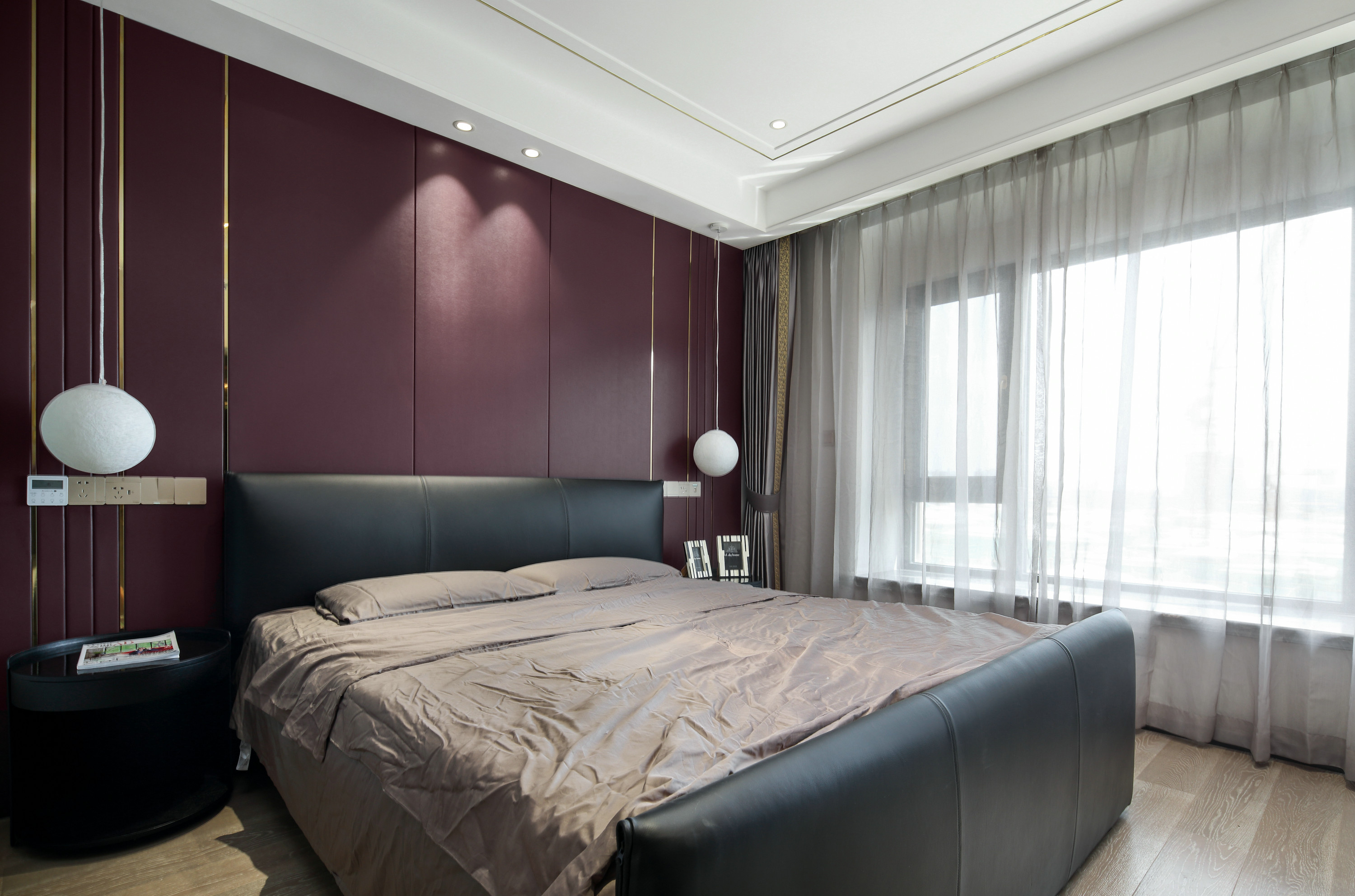 主卧设计十分大气,金色线条带来装饰效果,凸显出现代风格的品味和气质