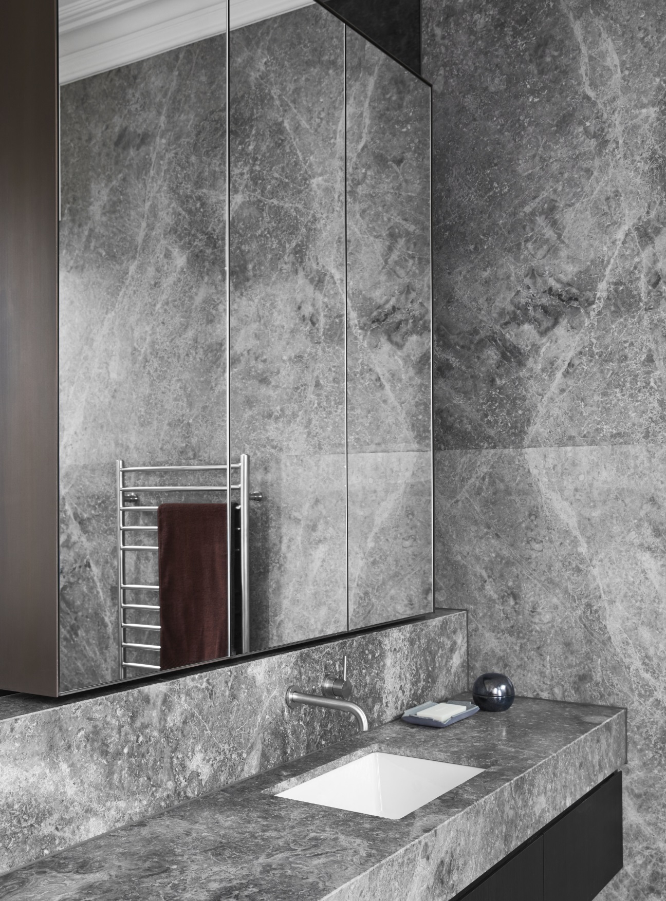 卫浴空间内设计师在细节方面比较注重，全屋铺贴大理石，镜面拓展了空间视野。