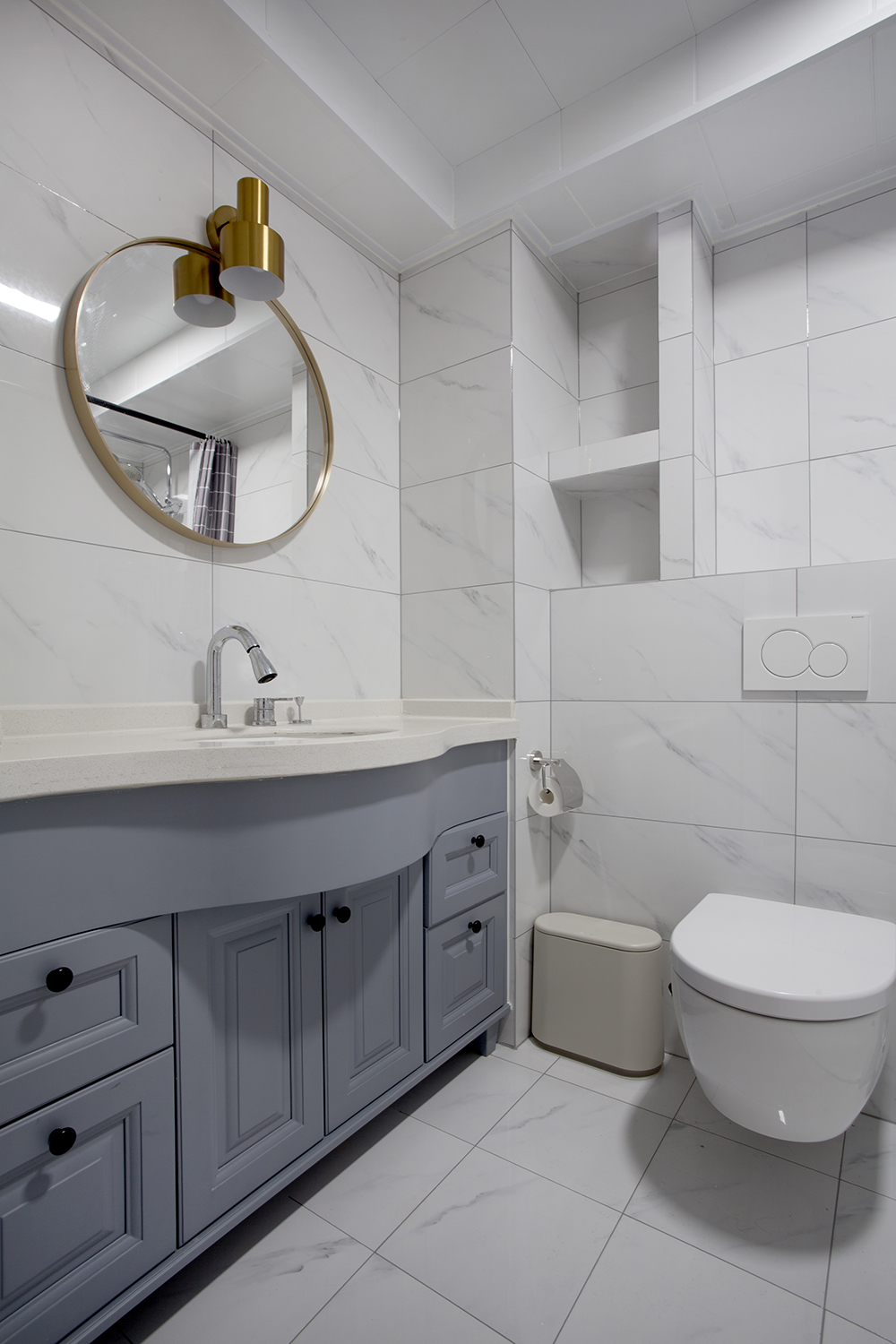 卫生间没有太多复杂的设计,采用大理石做背景,白色洁具提升空间整洁度