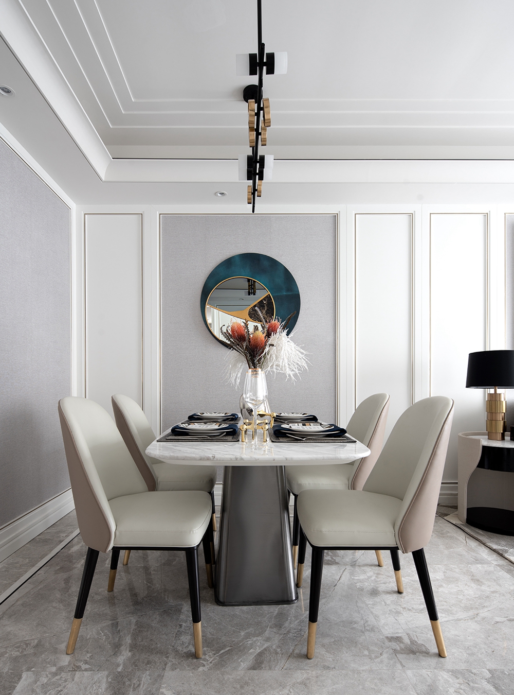 皮质餐椅与大理石桌面相配，色彩的温润感使空间更生动，体现整体的质感。