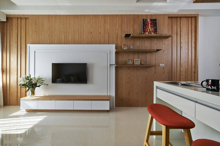 整个客厅空间使用木质元素作为背景，中部黑白配色设计，令空间的明亮指数再度提升。