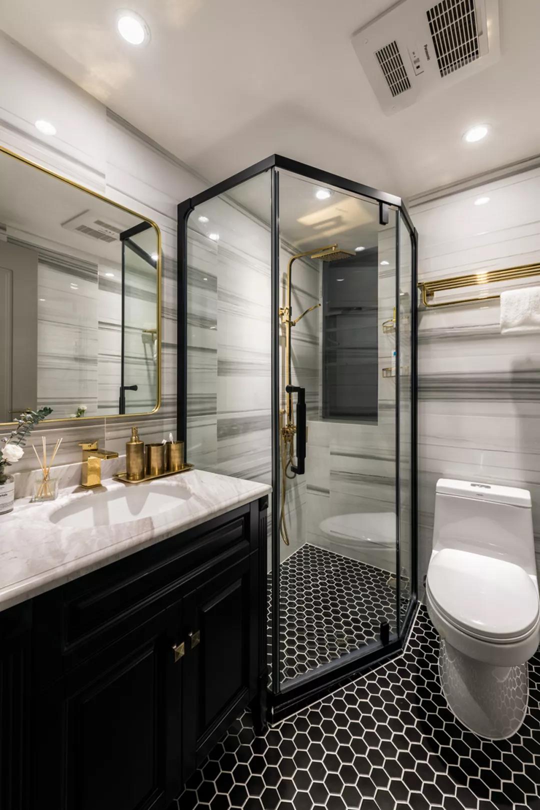 卫浴间大理石张力十足，干湿分离设计让空间显得格外清新、舒适。