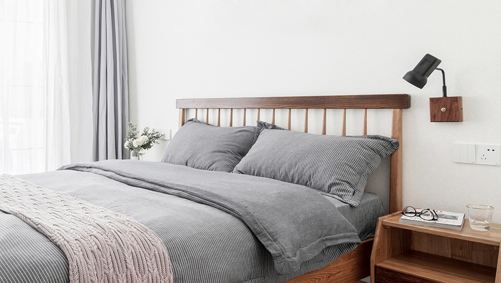 咖啡棕床架与白色背景墙搭配，丰富空间质感的同时，形成一个舒适的睡眠环境。