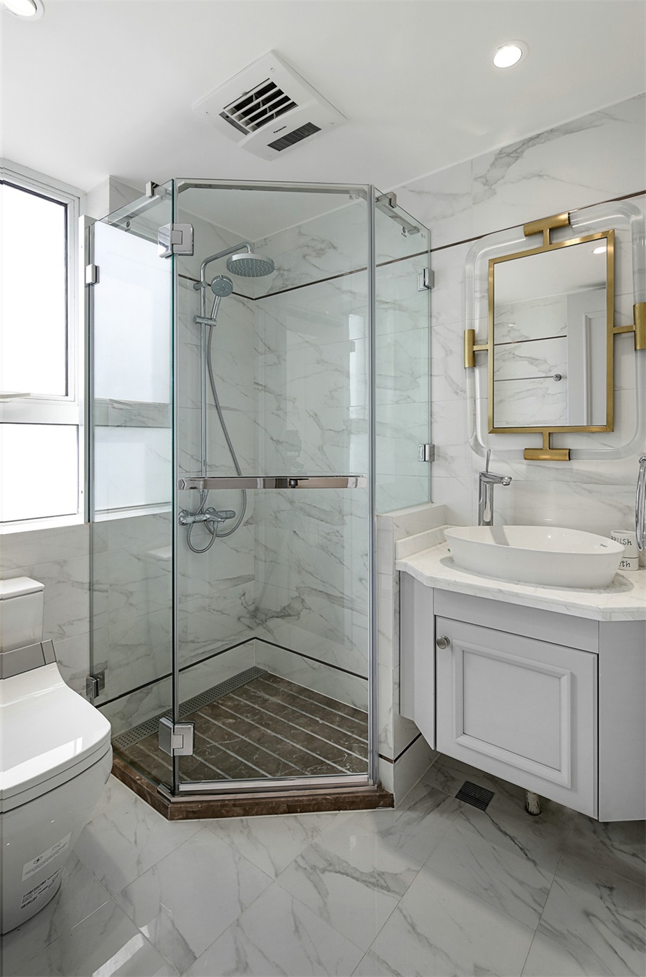 卫浴空间进行了干湿分离设计，白色大理石肌理中使用金属点缀，精致感油然而生。