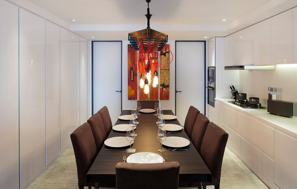 餐厅和厨房在一个区域，光线充足，简洁明净。