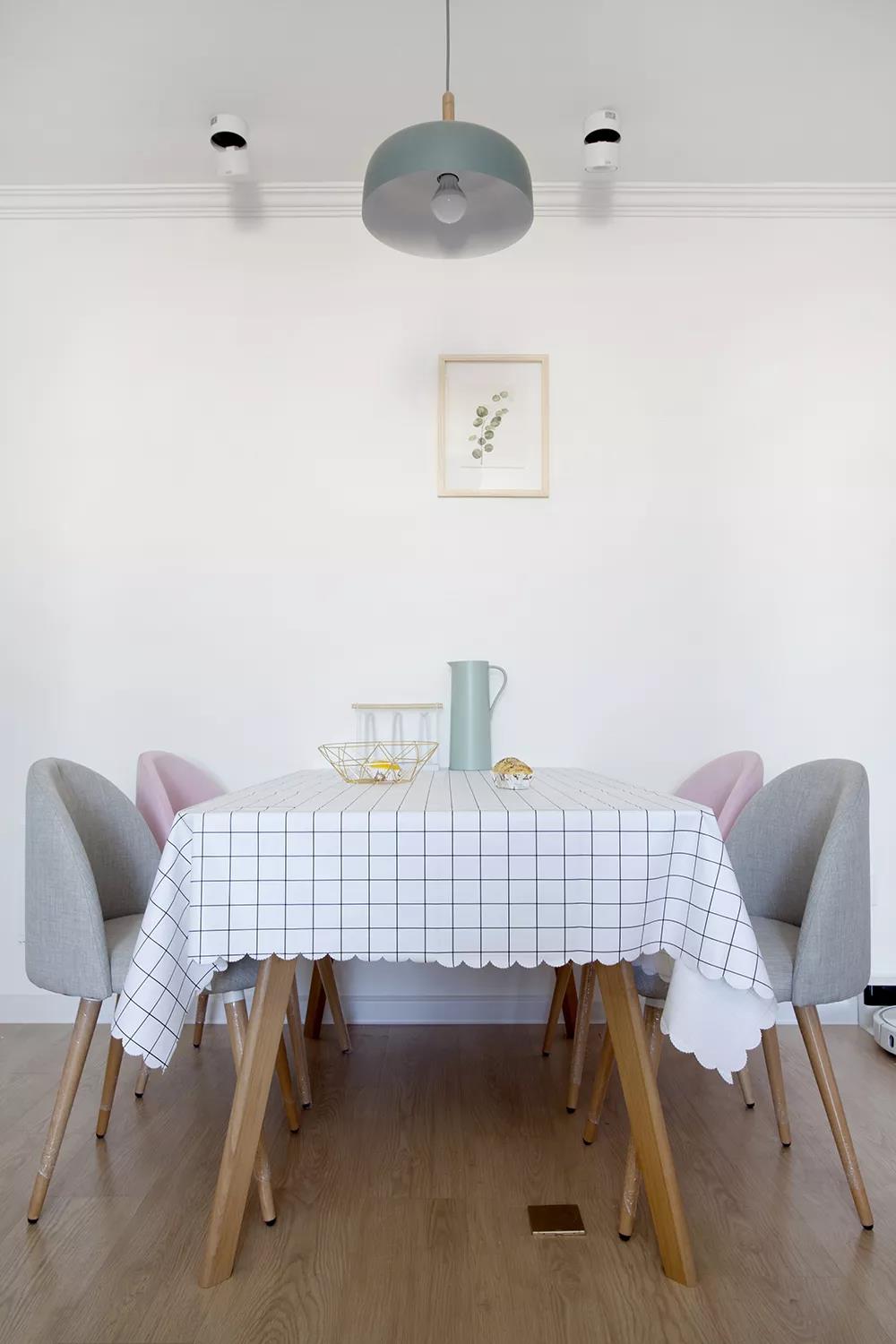 四人座餐桌椅，从最大程度上释放出现代简约空间里柔美与静谧的力量。
