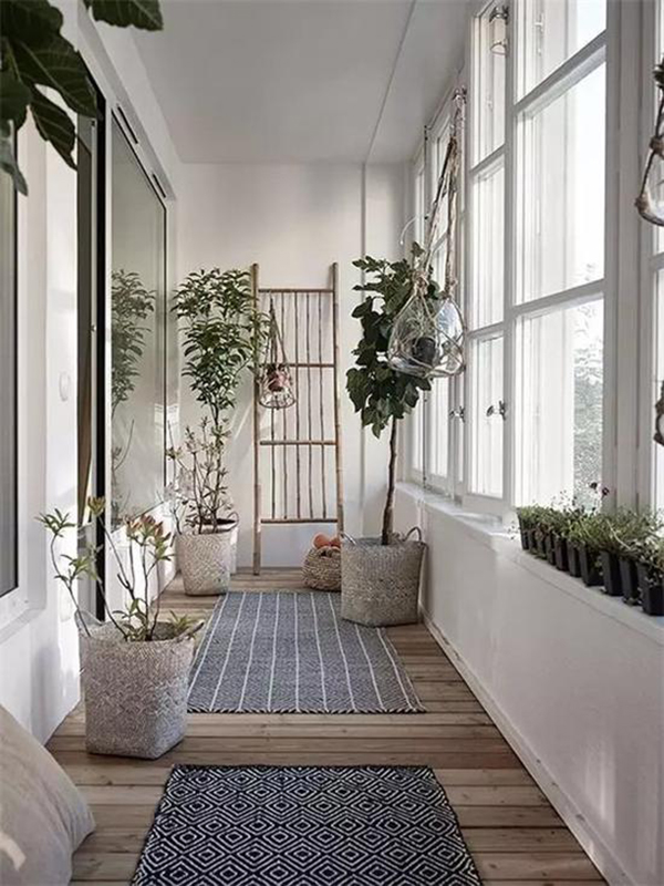 阳台空间放置了不少绿植，柔化了简单的硬装设计，营造出休闲温馨的空间氛围。