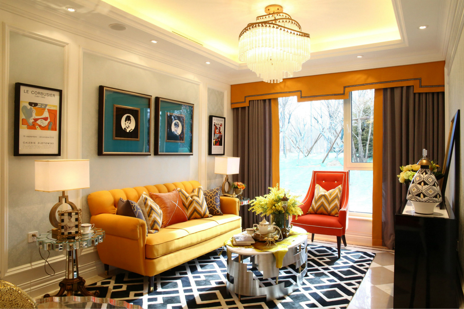 客厅以暖色为主，营造一种浪漫温馨的场所