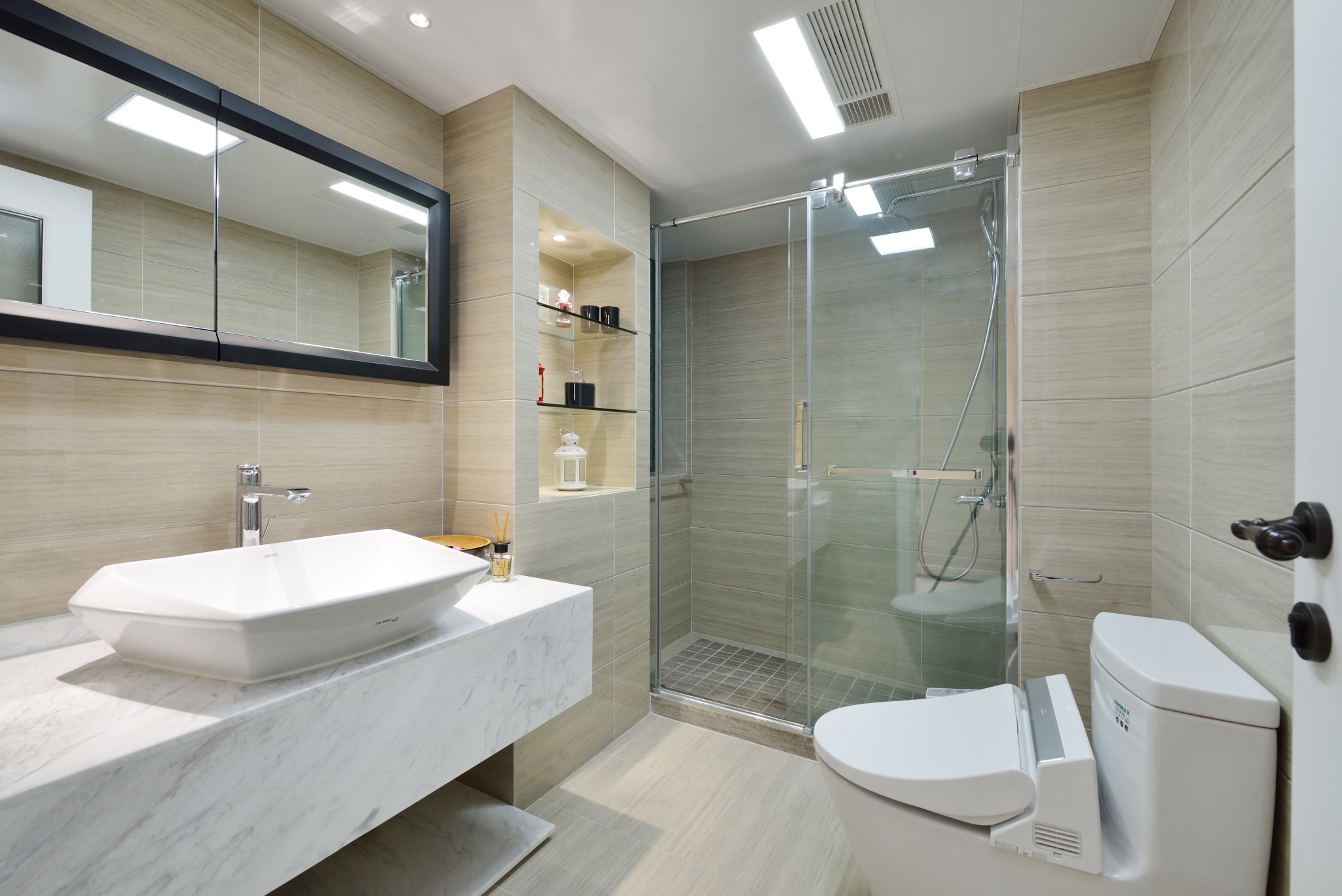 卫浴间主要采用米色调，配以白色洁具后空间光感很强，很有质感。