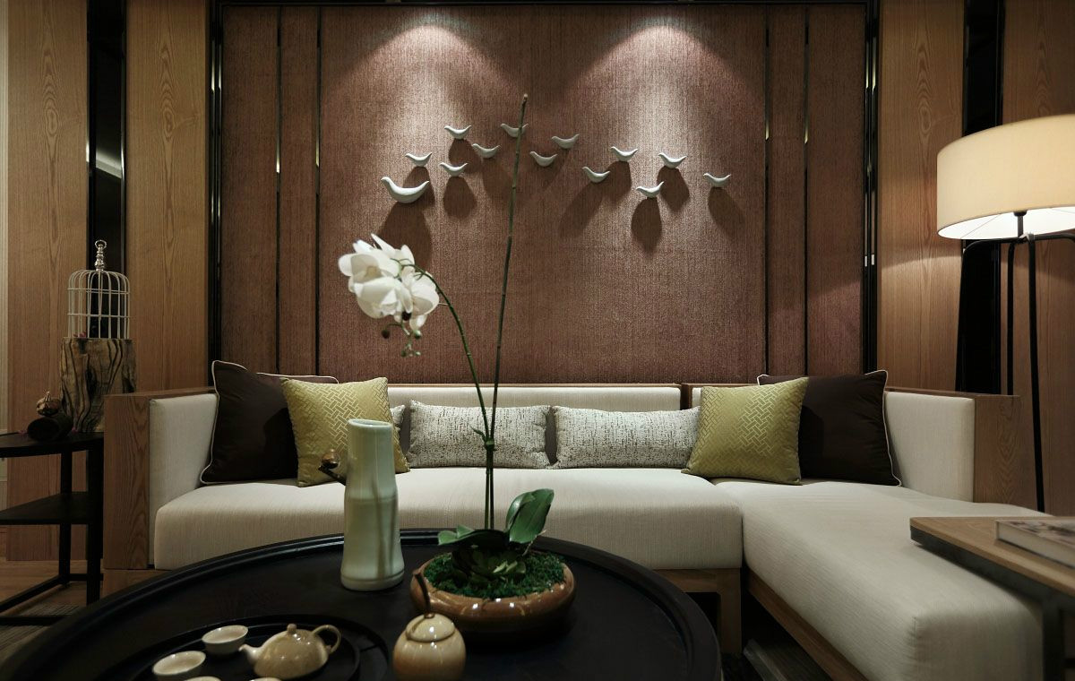 客厅咖色背景墙搭配白色沙发体，塑造出一种独特的美式感，展现出业主从容和鲜明的自我。