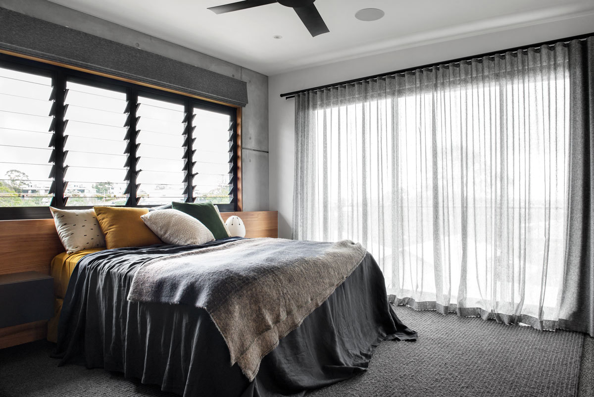 主卧同时拥有百叶窗和落地窗，精致的床品搭配其中，让整个空间弥漫着浪漫的气息。
