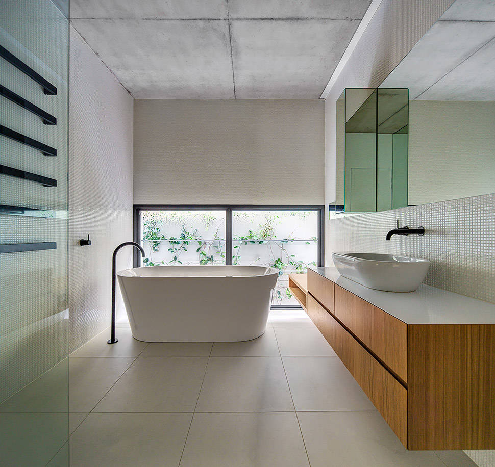 卫生间注重空间照明度与灯光营造的气氛，浴缸保持了家应有的舒适性。