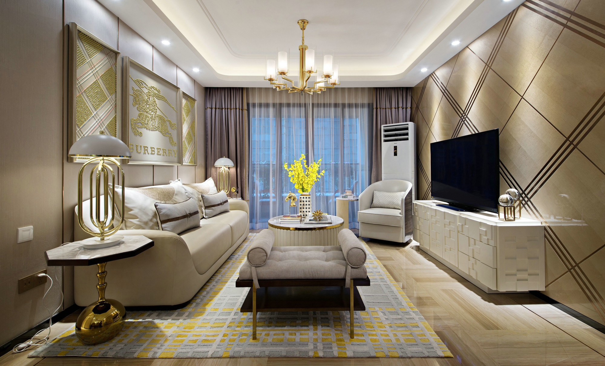 客厅以香槟色为主，背景墙设计层次分明，木白色皮质沙发+金属元素勾勒，简欧氛围十足。