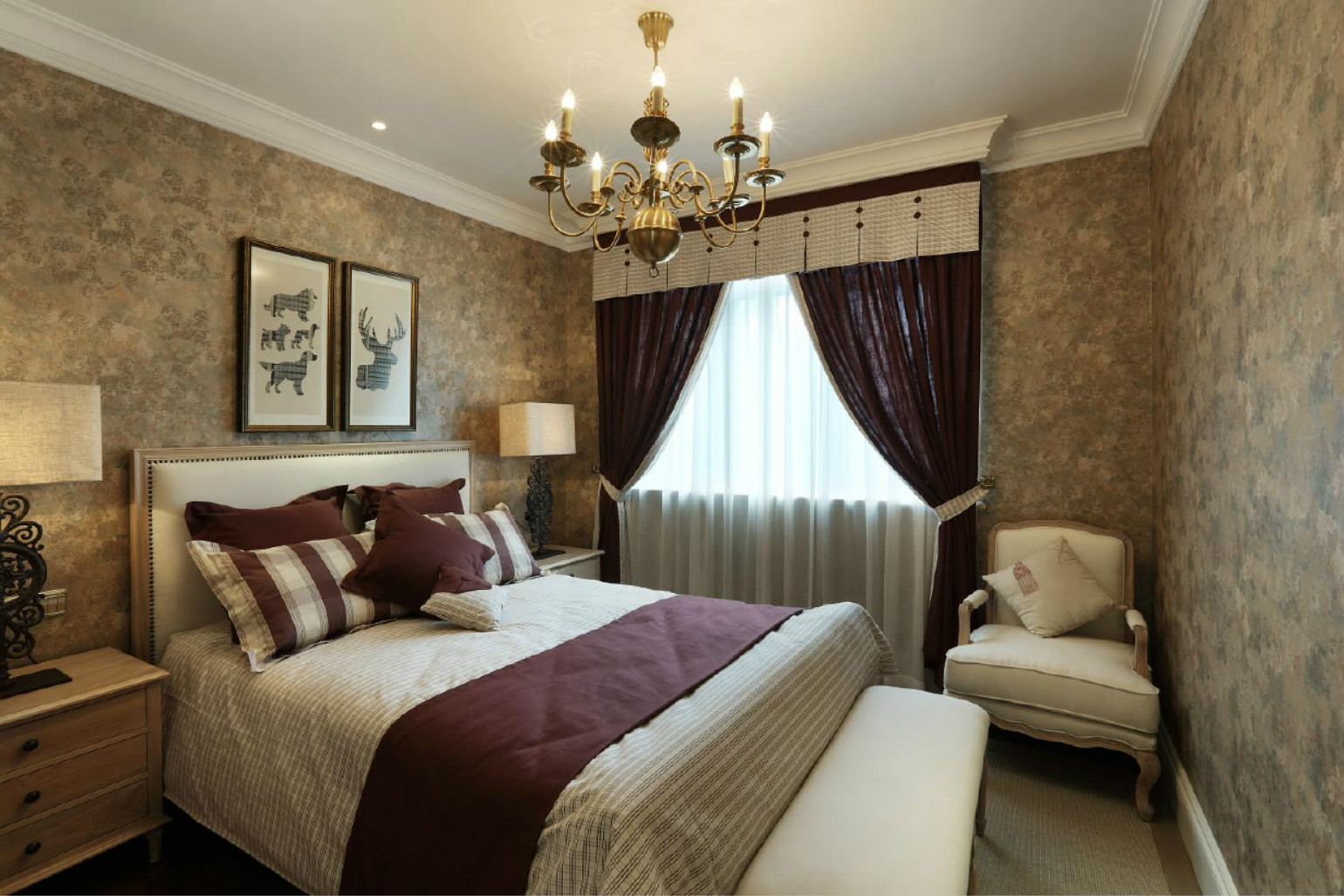 卧室中放置着清晰的大床，其中床头以皮质软包的设计，整个简约大气之感