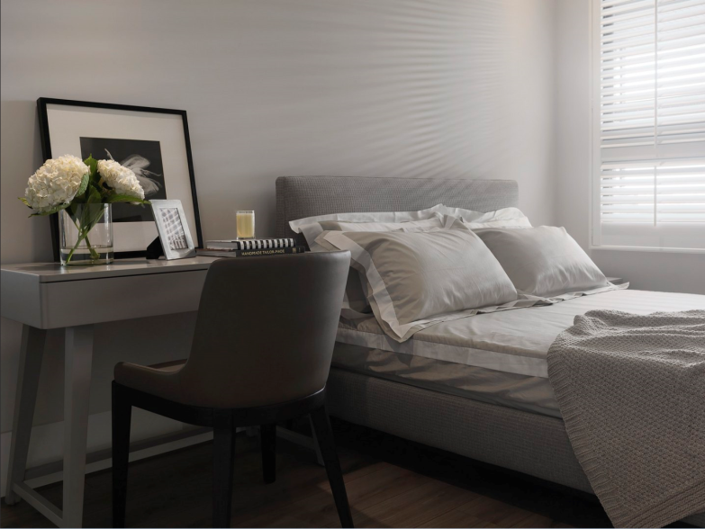 次卧整体使用灰色为基调，白色与灰色形成对比关系，使卧室空间显得更加安静。