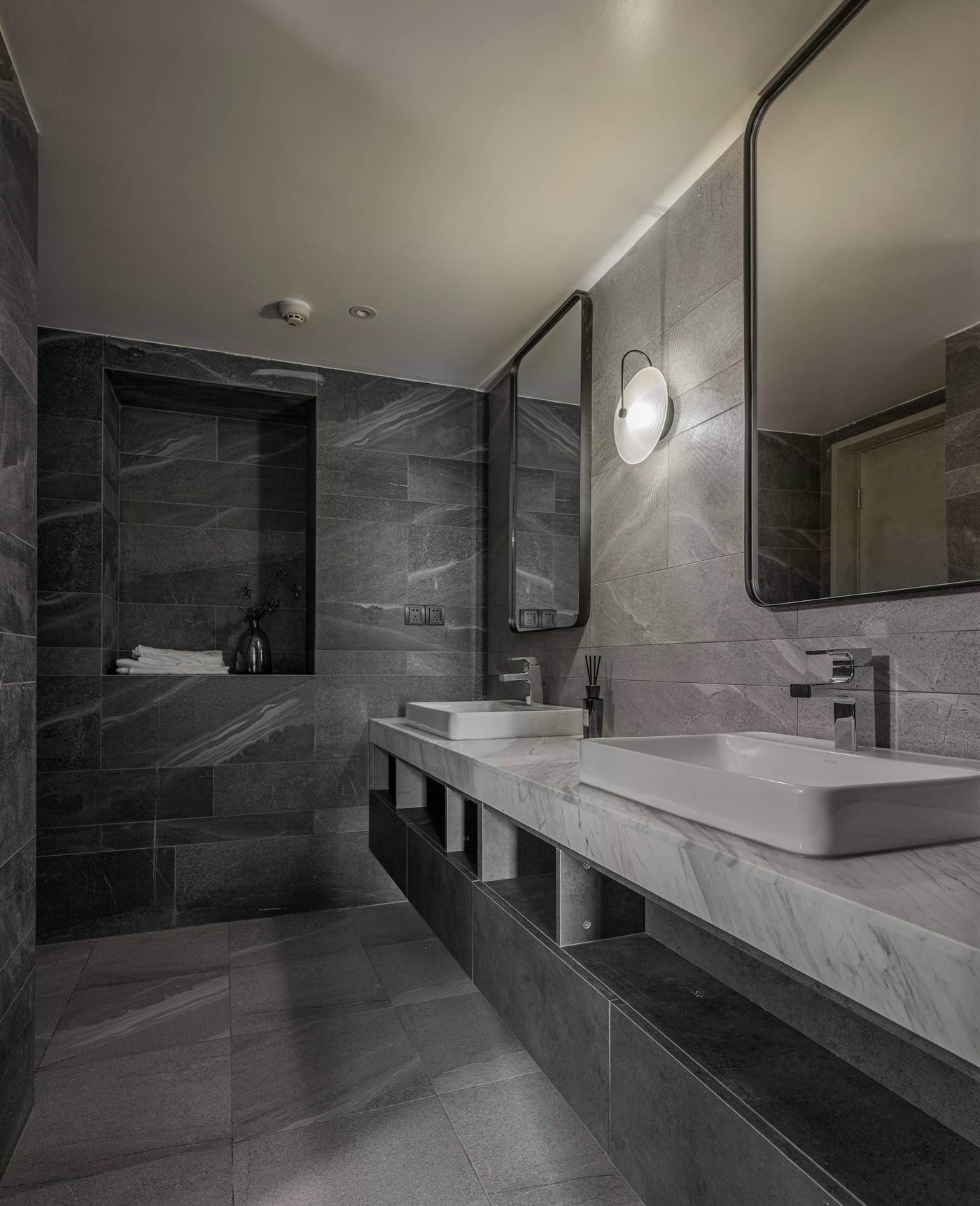 卫浴空间采用极简手法设计，灰白大理石色感相互融合，丰富造型感的同时不显杂乱