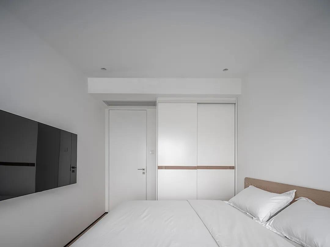 次卧在简洁的空间下，搭配上现代舒适的床铺，整个空间充满温雅。