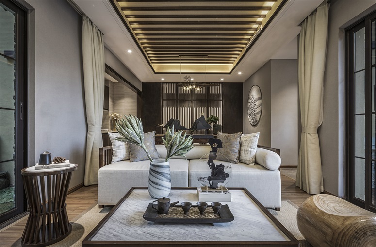 白色沙发与木质背景墙以独特方式呈现，客厅空间简约高级，具有设计感。