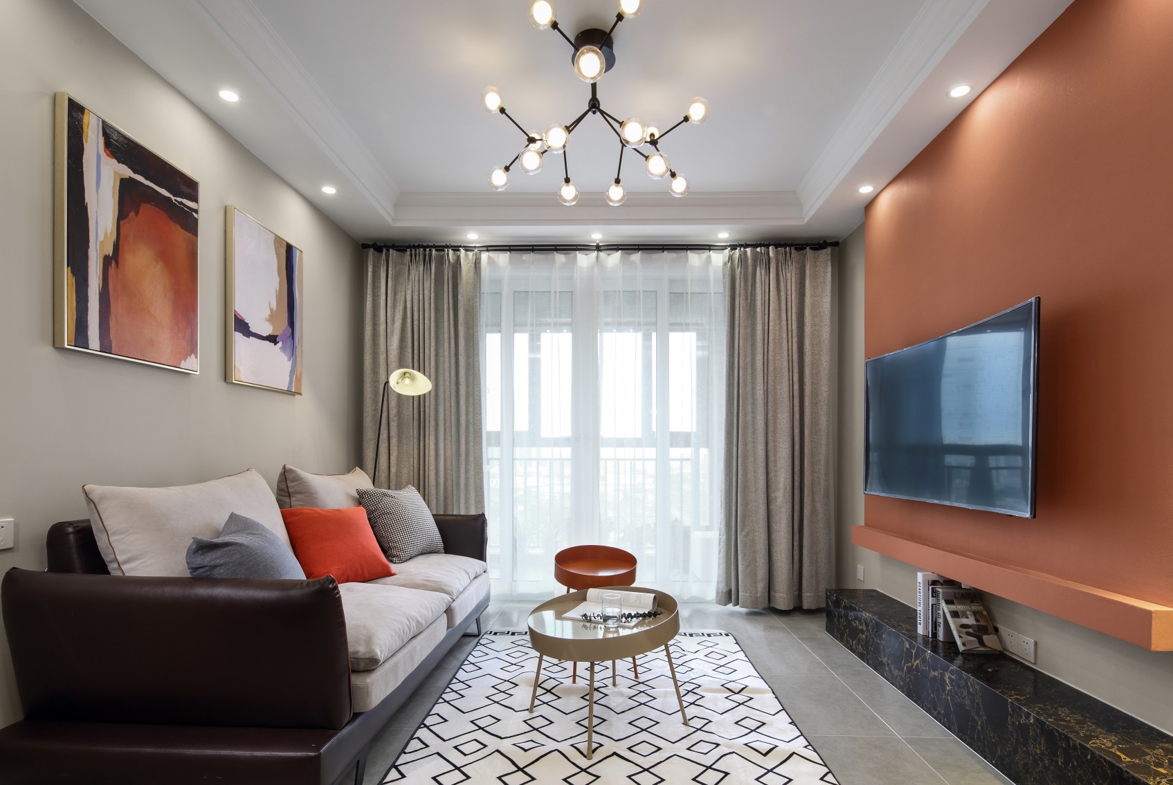 客厅配色简洁高级，橘色背景墙与橘色抱枕、装饰画形成呼应，空间低调而不失艺术感。