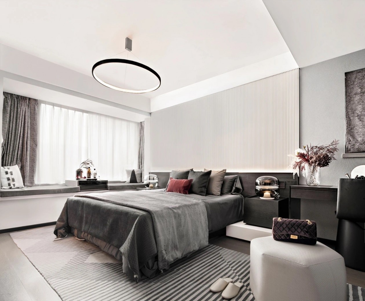 卧室沿用黑色与白色为主题，背景墙层次感分明，深色床品营造静谧的睡眠环境。