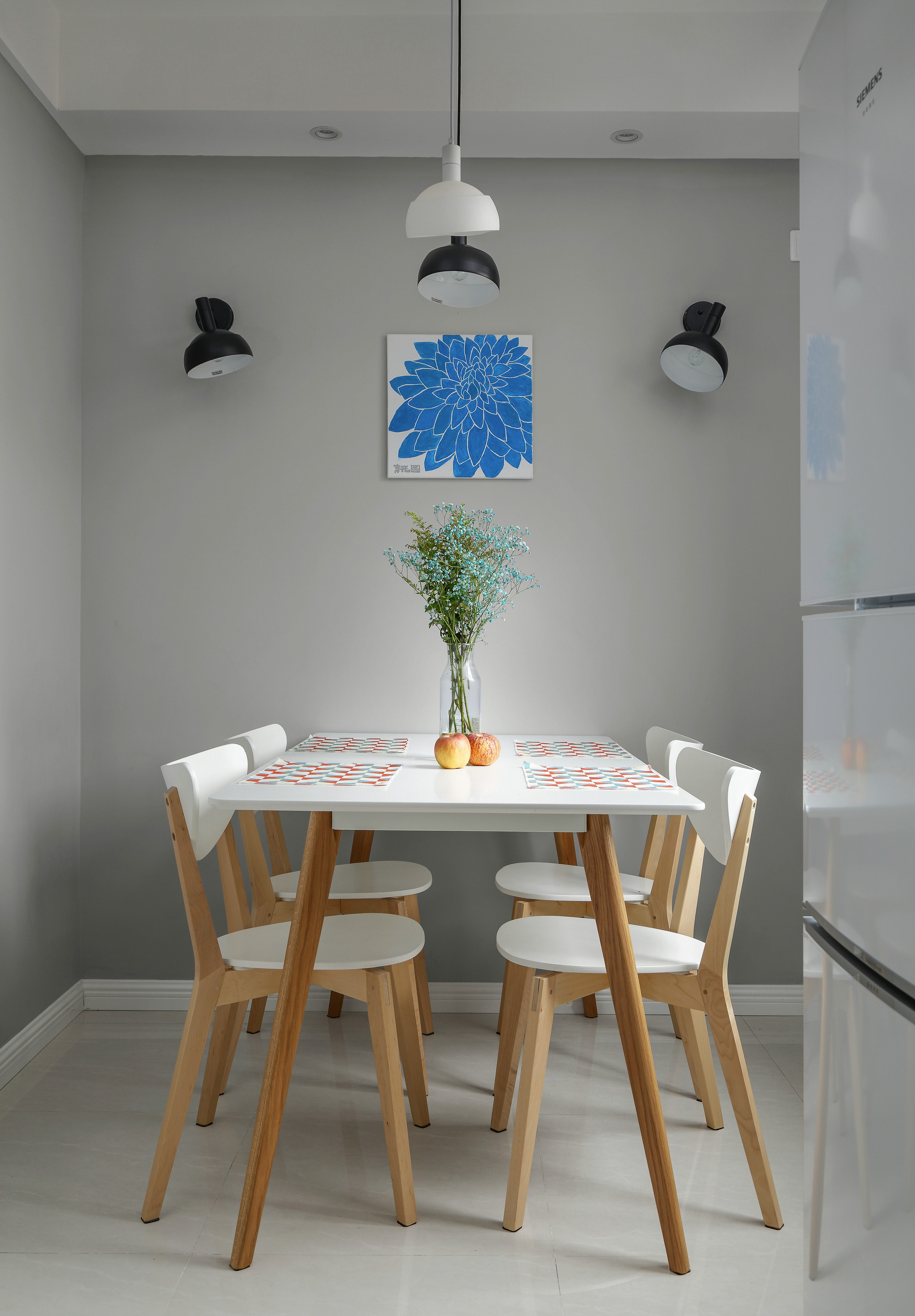 餐厅以灰色背景为基调,通过木材材料的餐桌椅为中心,营造出简约与舒适