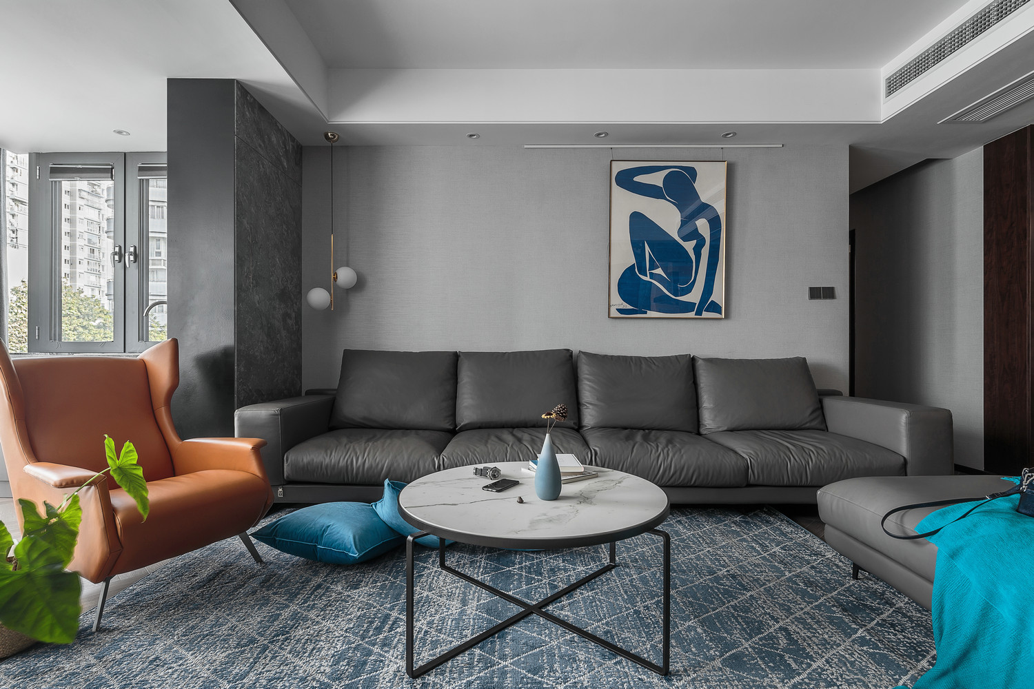 客厅灰色皮质沙发让工业格调更加浓厚，低调中彰显着不凡的气质。