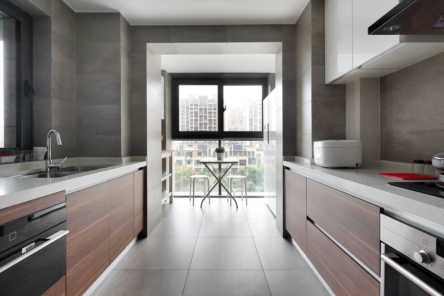 厨房设计比较保守，空间采光较好，木质橱柜给单调的空间添加了优雅气息。