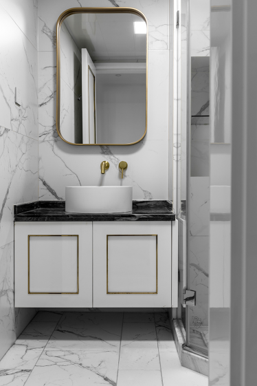卫浴空间小巧紧凑，以白色为主，局部使用金属勾勒，卫浴房采用玻璃打造干湿分离。