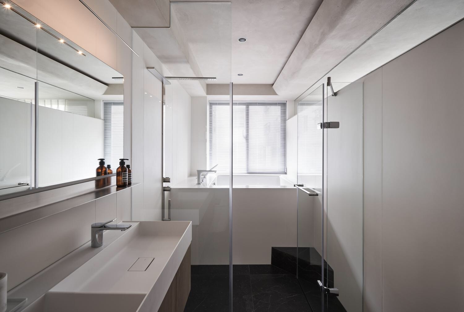 卫浴空间以白色为主，配合干湿分离设计，整个空间变得柔软而温馨。