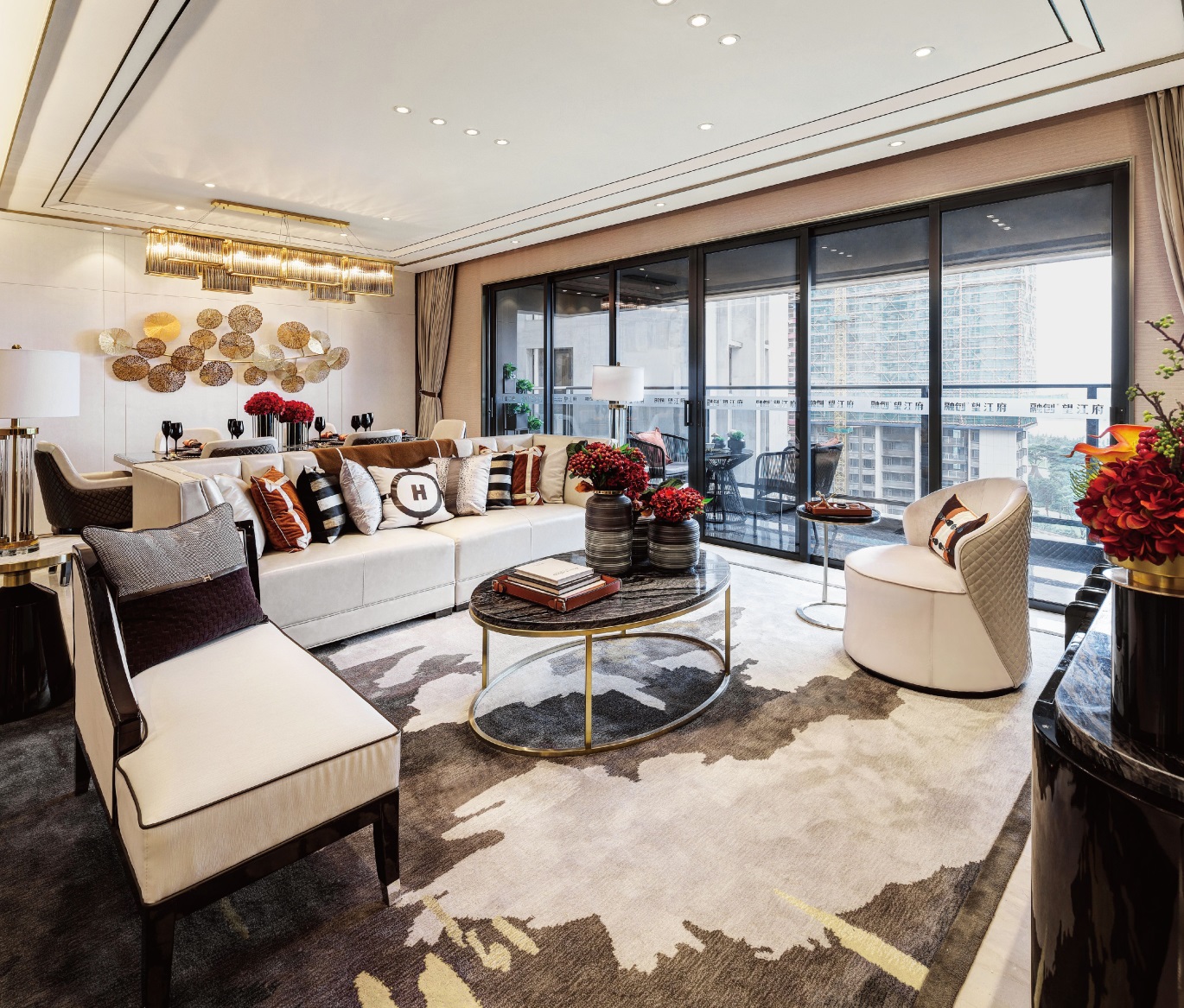 客厅沙发采用白色搭配橙色的设计手法，使整个空间呈现出艺术美感。