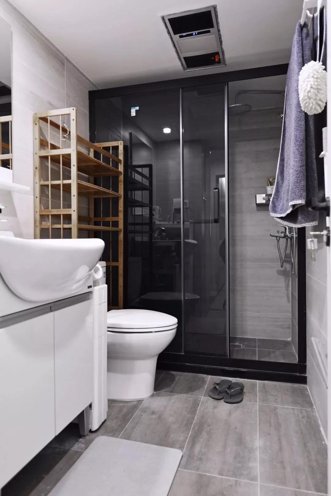 卫浴空间面积不大，但动线设计紧凑，局部使用黑色玻璃作为干湿分离。