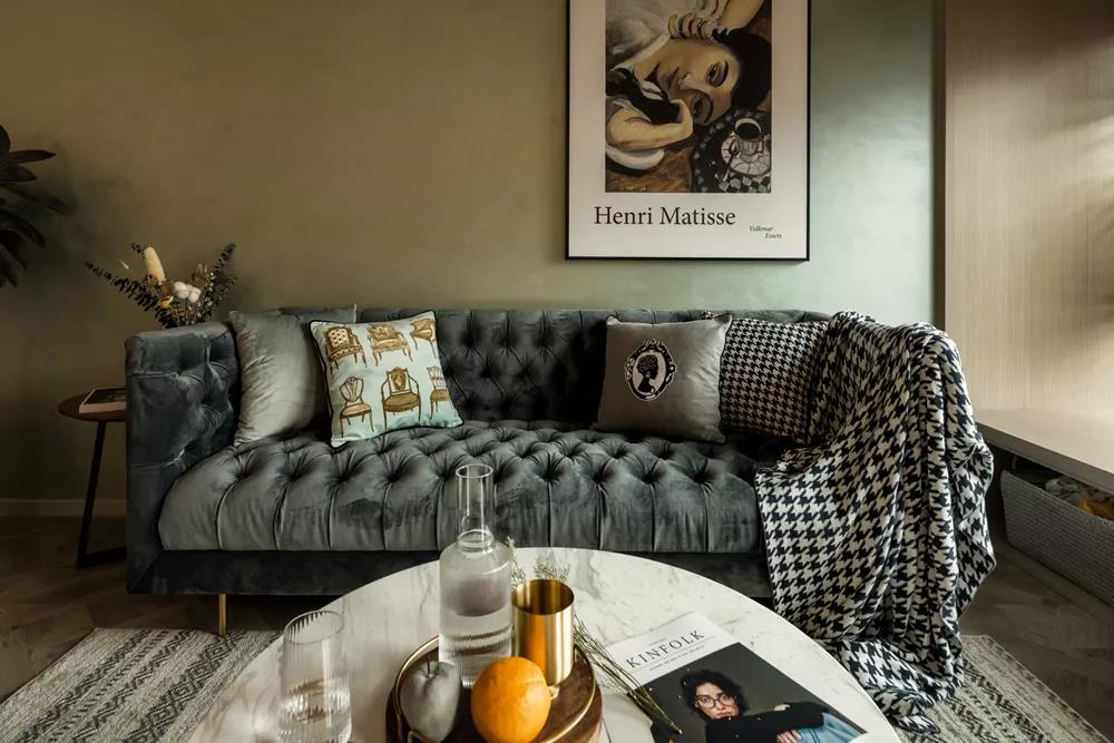 客厅大气优美的家具，现代材质的灰色沙发极具轻奢质感，艺术氛围浓郁。