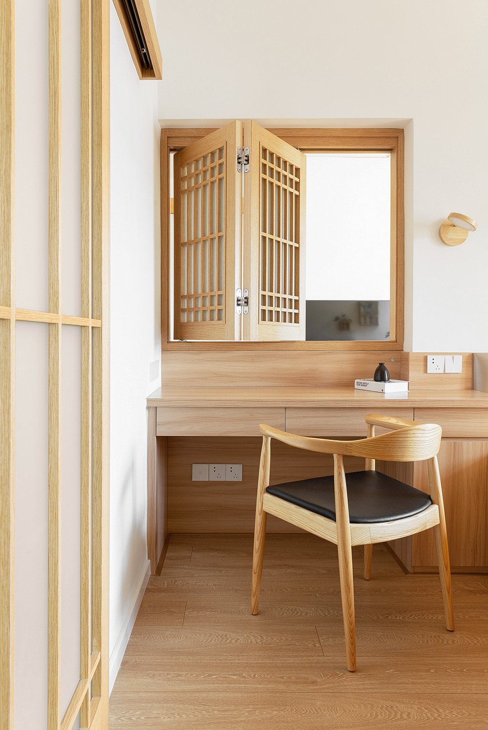 写字桌以原木打造，卧室门采用高级定制的隐藏式移门，让开放性和私密性共存 。