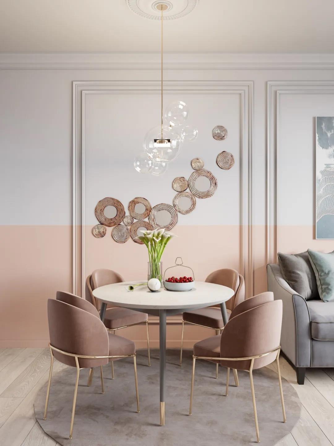 圆形餐桌与粉色颜色的座椅，集功能与美貌于一体，在灯光的映衬下充满浪漫。