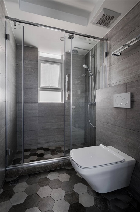 卫浴空间以咖色背景为主，白色洁具在咖色空间中，静谧而富艺术感。