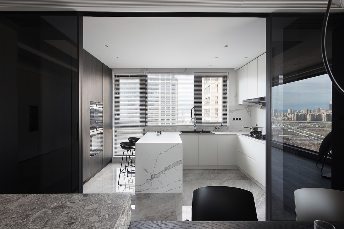 整洁干净的厨房实用性强，白色搭配黑色的配色方法呈现出清新感。