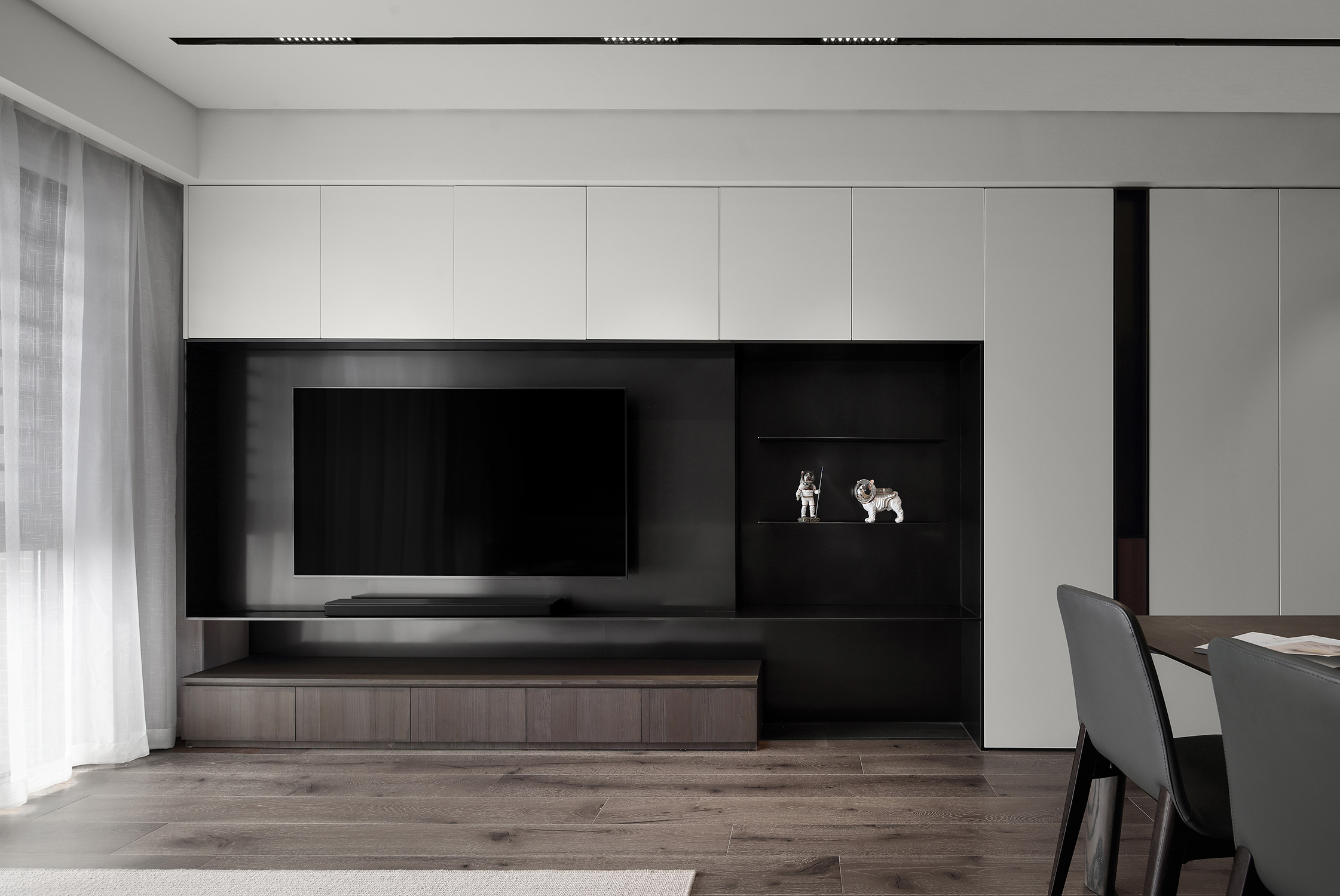 电视机背景墙使用黑笔色调打造，呈现出家的温馨舒适，让整个客厅看上去明亮通透。
