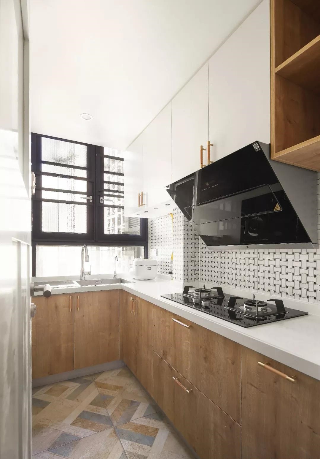 L型厨房简约大气，木色橱柜搭配白色工作台，实用简洁，花色地板成为空间点缀。