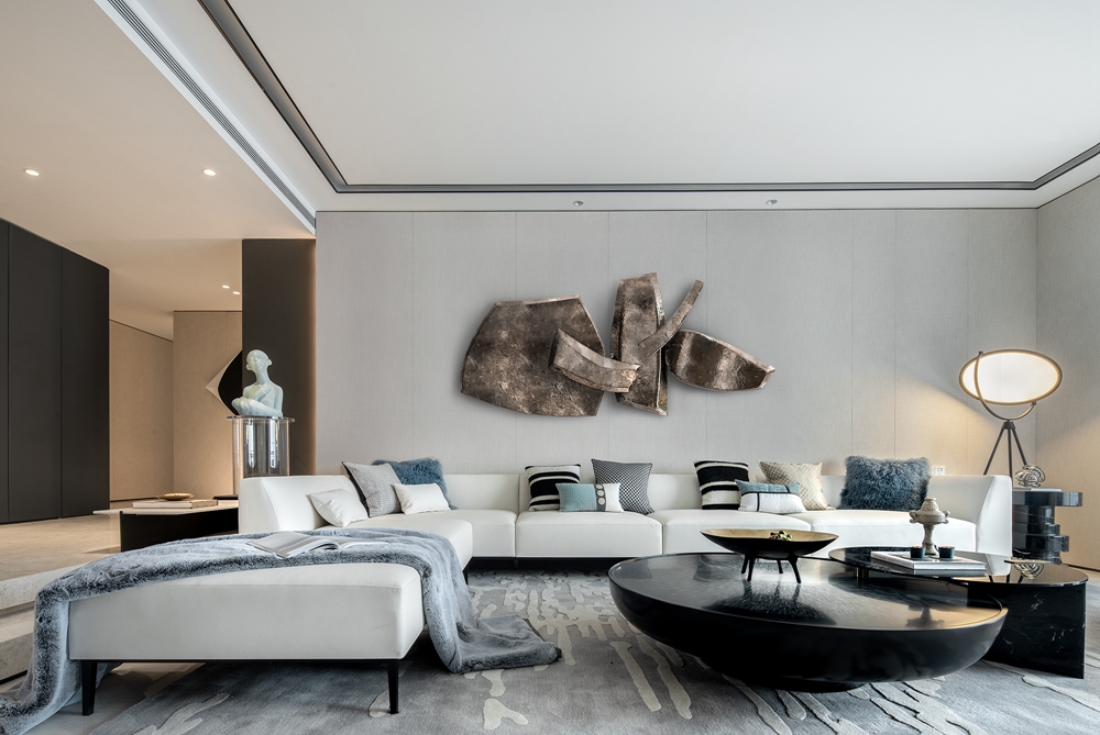 客厅的色调温和朴素，白色沙发简单优雅，舒适感强，让浮躁的心不自觉地沉淀下来。